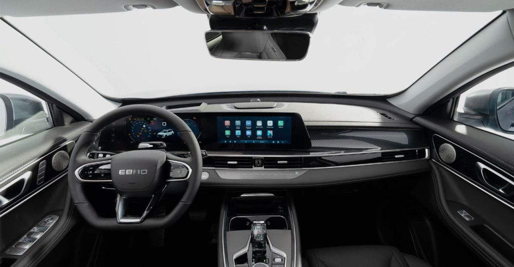 Interior del Ebro S700 con pantallas duales de 12,3" y audio SONY