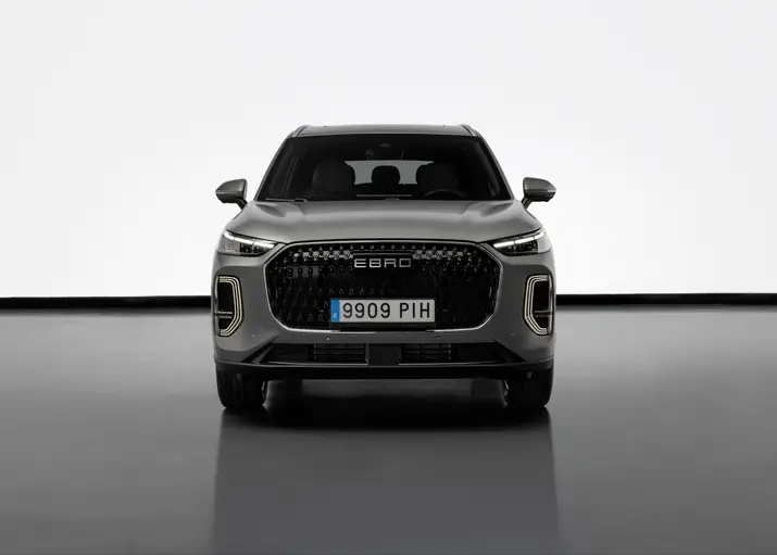 Ebro s900 PHEV visto de frente, SUV híbrido enchufable de 7 plazas con parrilla frontal imponente