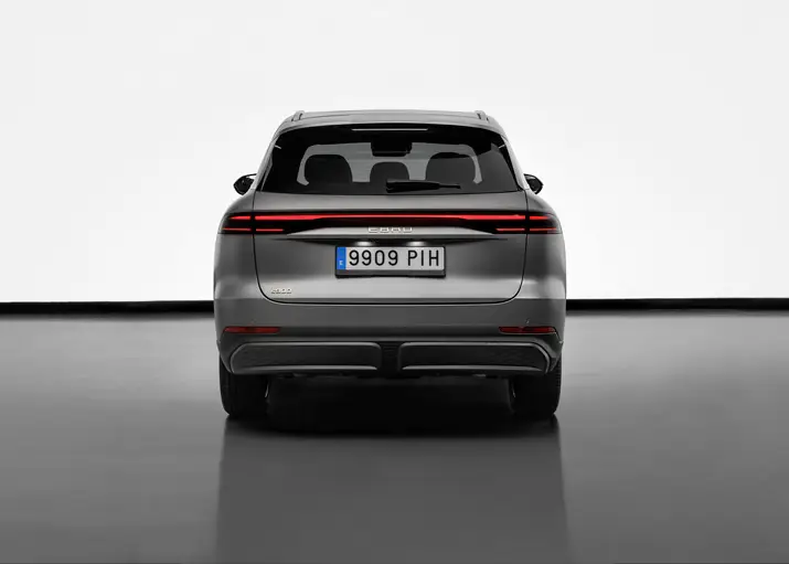 Vista frontal del nuevo Ebro s900, el SUV insignia de la marca con tracción 4x4 y diseño robusto pensado para familias grandes.